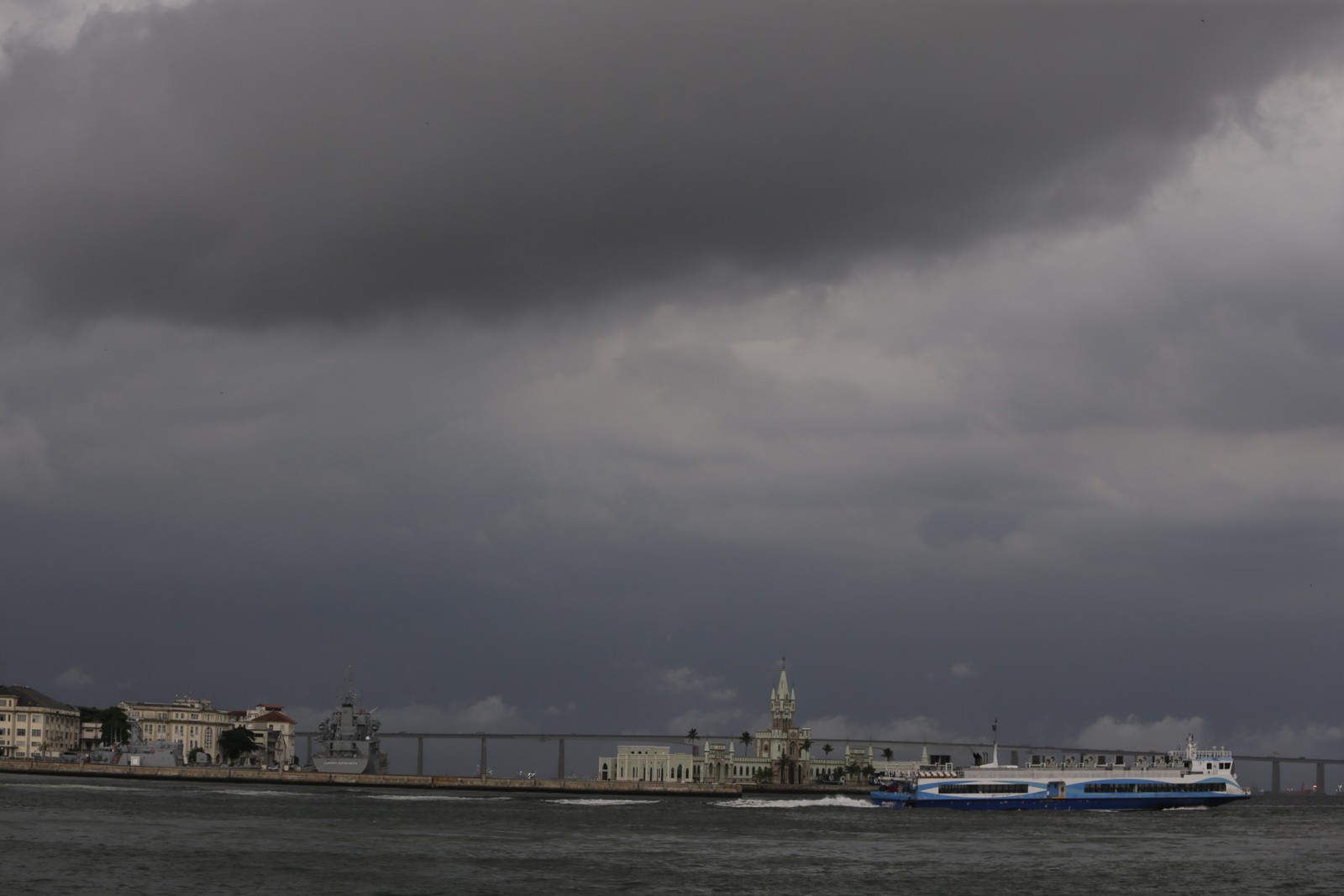 Nuvens de chuva no Rio de Janeiro. — Foto: Marcelo Theobald/ Agência O Globo