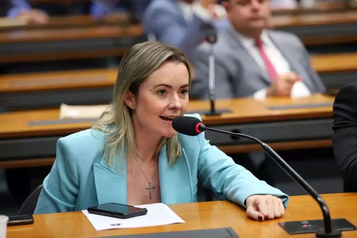 Equidade de gênero na UFSC provoca reação de Júlia Zanatta