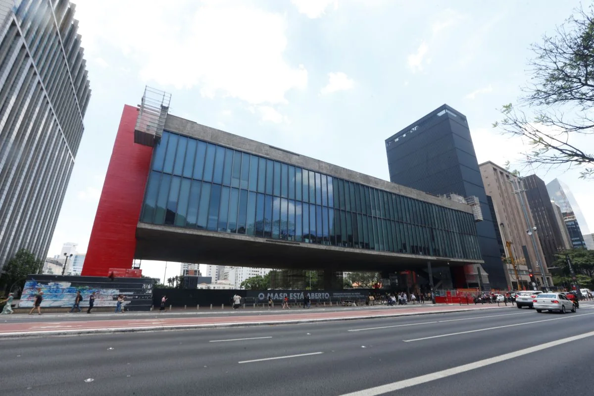 MASP, na Avenida Paulista, em São Paulo, em cujo vão artistas expõe trabalhos