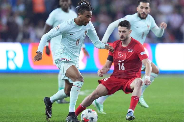 Mbappé marca, sai lesionado e França vence Turquia na estreia de Zidane