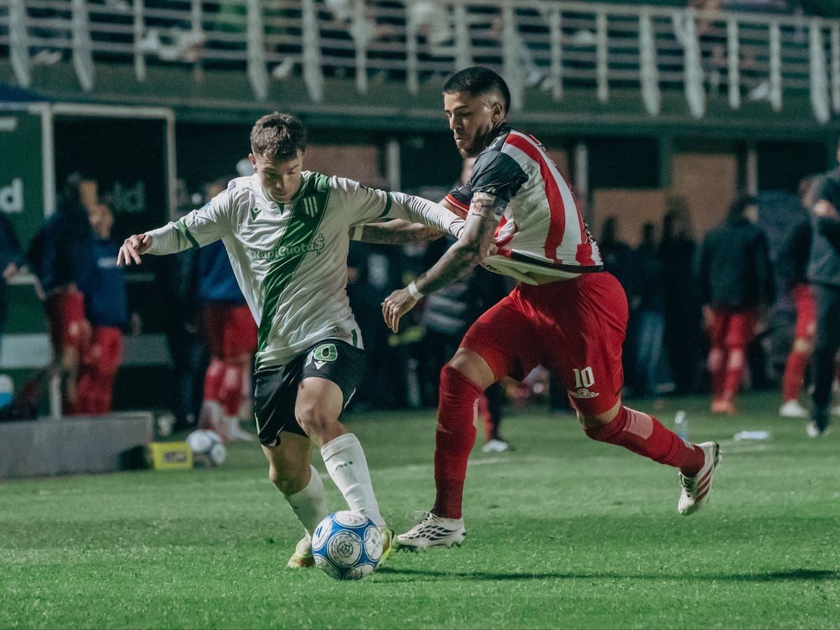 Lautaro Gómez, autor del golazo para Banfield, ante Iván Tapia, quien convirtió el 1-1 de penal para Barracas