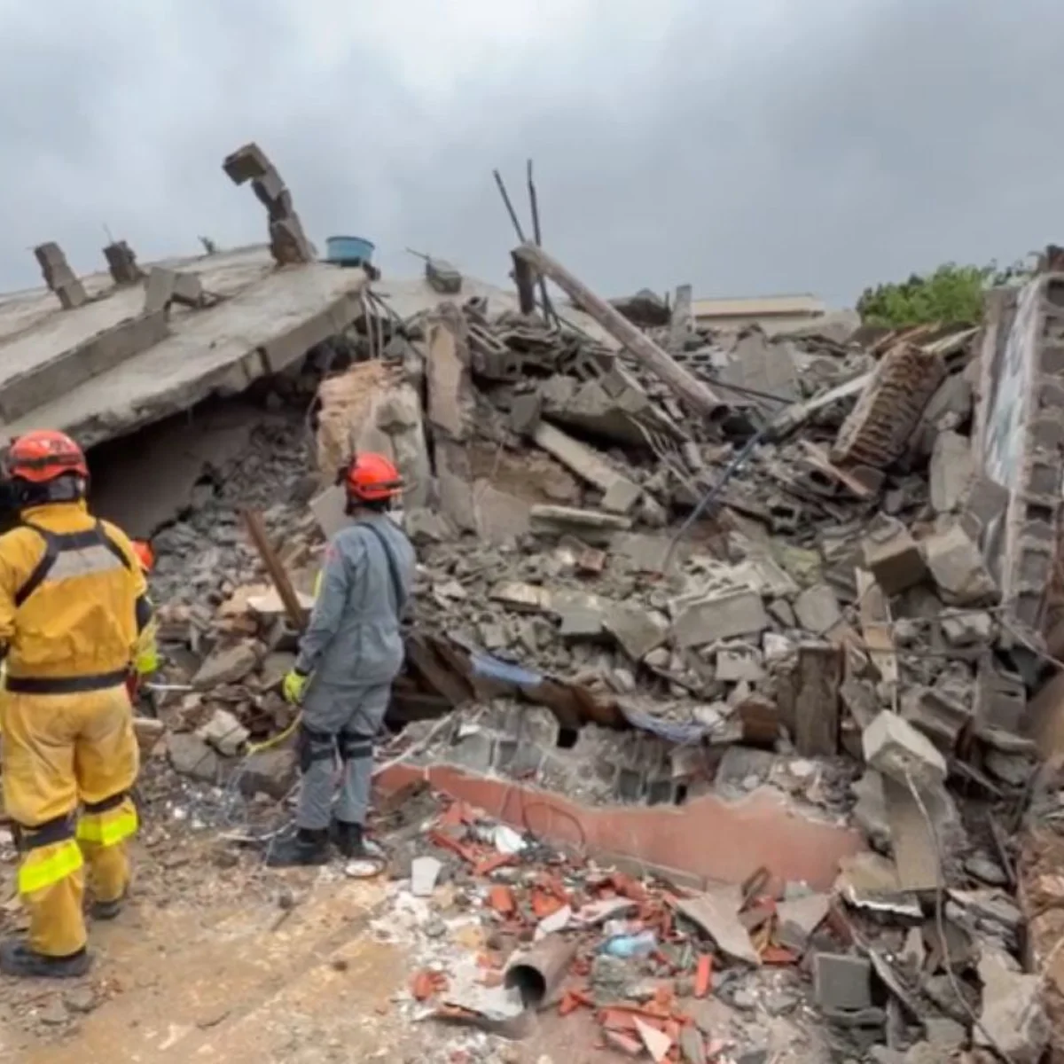 Bombeiros resgatam corpo de criança, 6ª morte após desabamento em SP