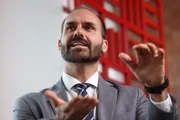Imagem da matéria: Um dia após sessão do STF, Eduardo se reúne com governo Trump