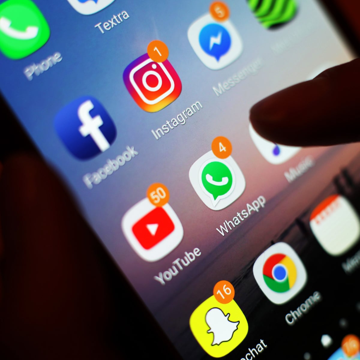 O chefe do Instagram diz que os usuários ficarão 'sobrecarregados' com conteúdo de marcas em um mundo sem algoritmos