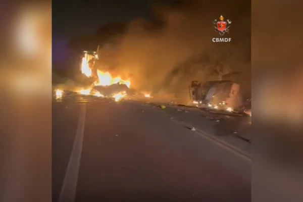 Acidente entre caminhões deixa 2 mortos e interdita trecho da BR-060 - destaque galeria