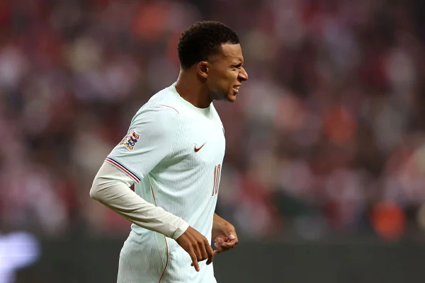 Real Madrid confirma lesão de Mbappé após jogador ser cortado da seleção