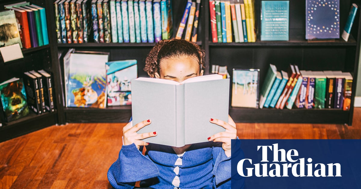Singapura paga as pessoas para pegar um livro em luta contra o doomscrolling