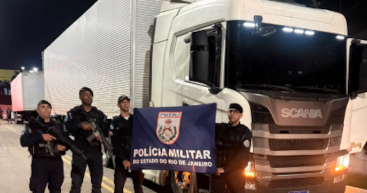 PM recupera carreta com carga de R$ 1 milhão após tentativa de roubo em Duque de Caxias (RJ)