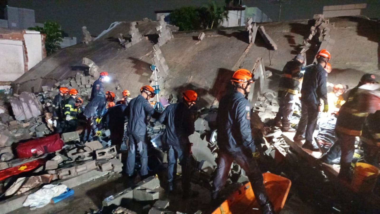 Prédio de 12 andares em construção, que estava com obra embargada, caiu sobre casa onde moravam bolivianos Reprodução/RECORD – 12.09.2026