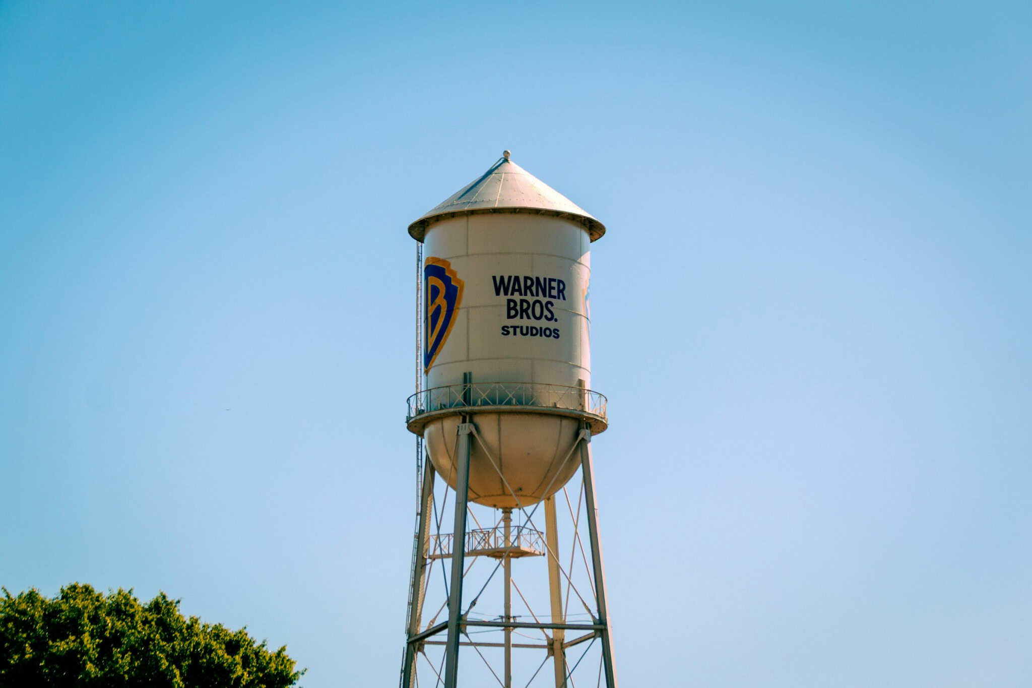 Logo da Warner Bros em uma caixa de água
