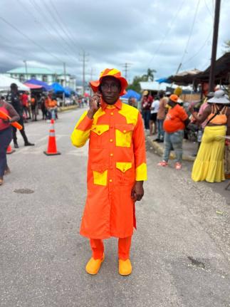 Um apoiador do Partido Nacional Popular (PNP) recebe com satisfação a decisão de transferir o congresso anual para a Jamaica Ocidental.