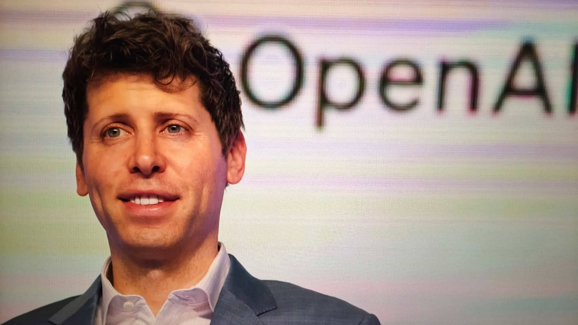 ‘O mundo está certo em ter medo disso’, declara Sam Altman sobre o avanço sem freios da IA