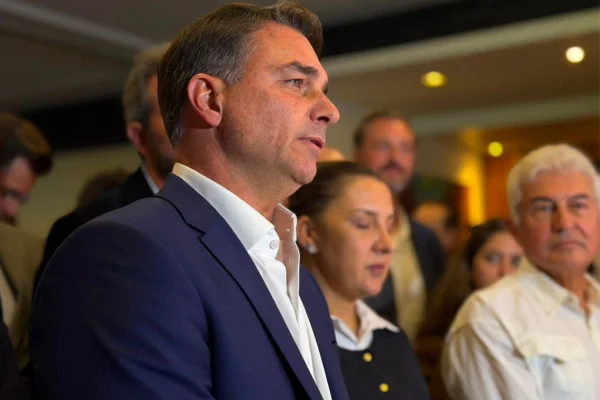Flávio explora bets para atacar Lula e reduzir rejeição entre as mulheres