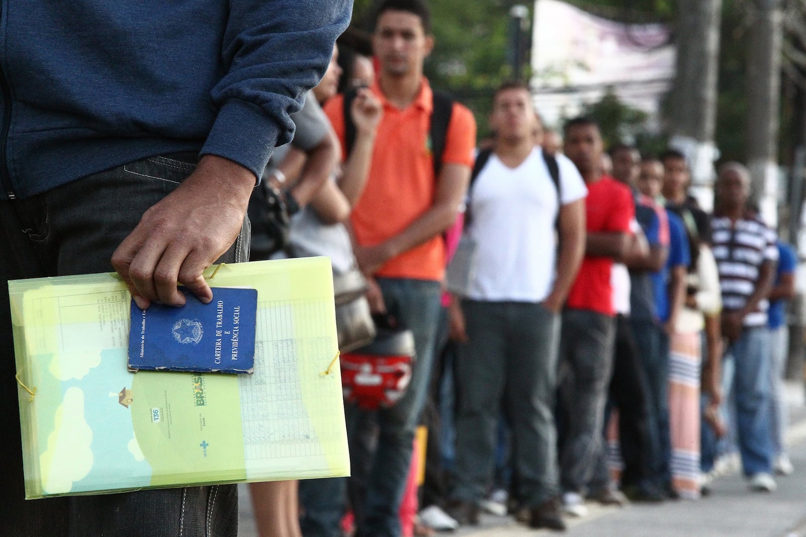 Homens e mulheres as 6 horas da manhã, na fila do posto central do SINEBAHIA, para dar entrada no seguro desemprego e consulta por vaga de trabalho, na cidade de Salvador