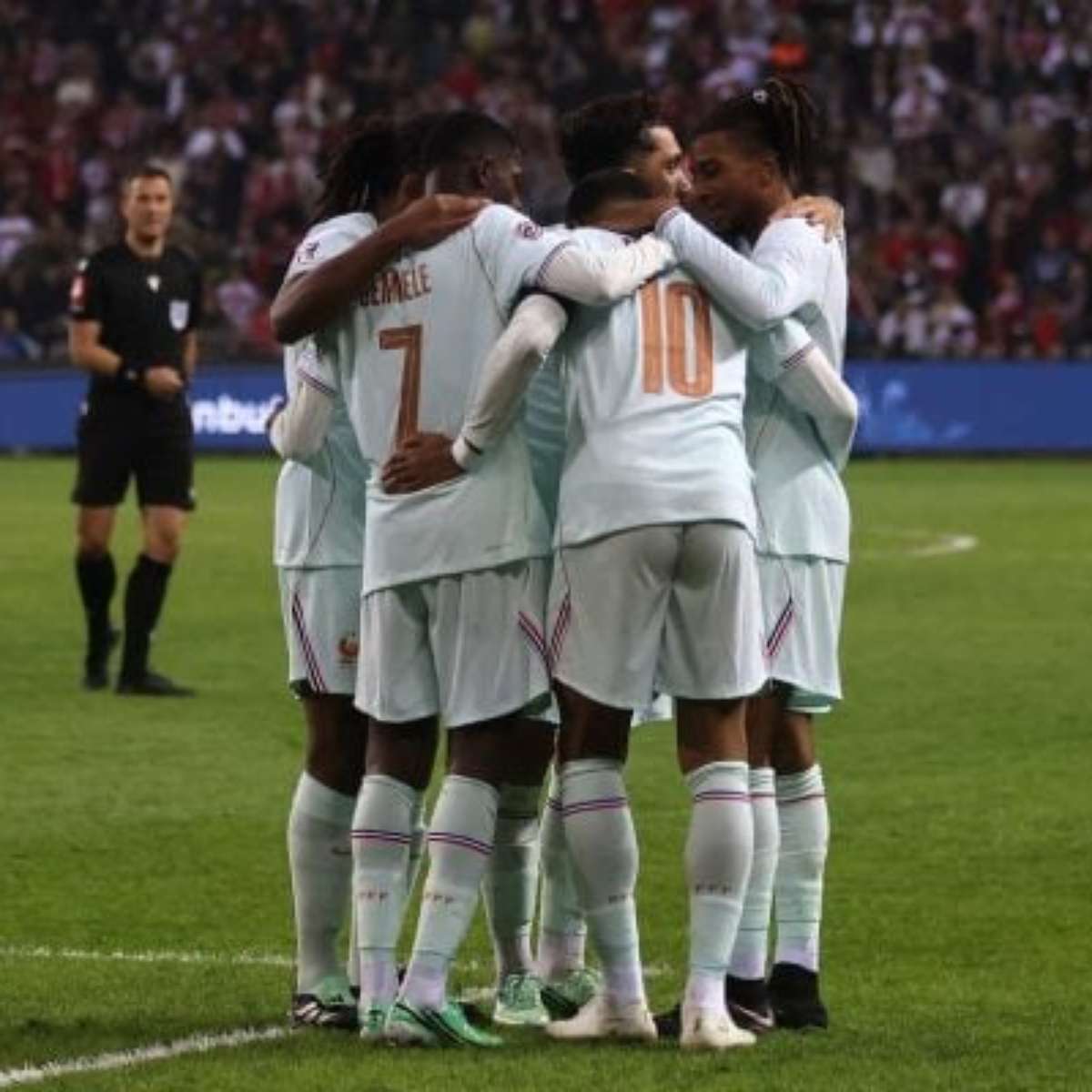Mbappé marca, sai lesionado e França vence Turquia na estreia de Zidane