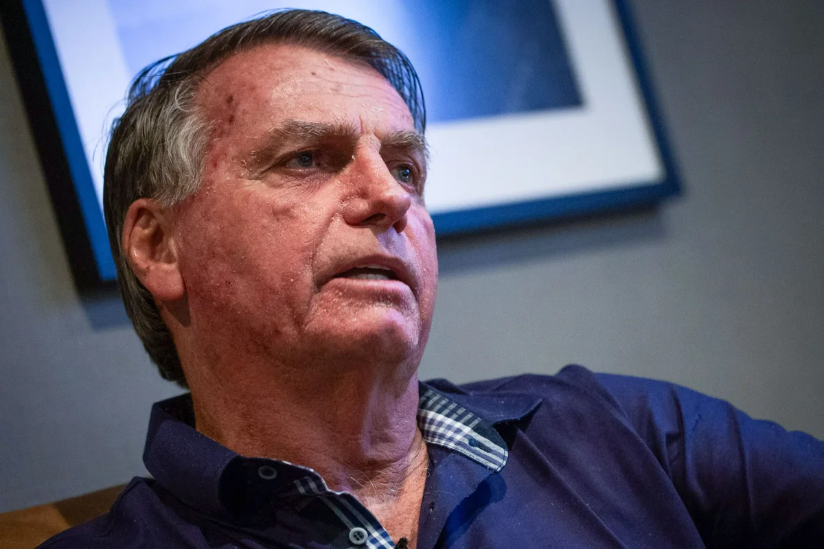 TSE proíbe uso da imagem de Bolsonaro em santinhos de candidatos
