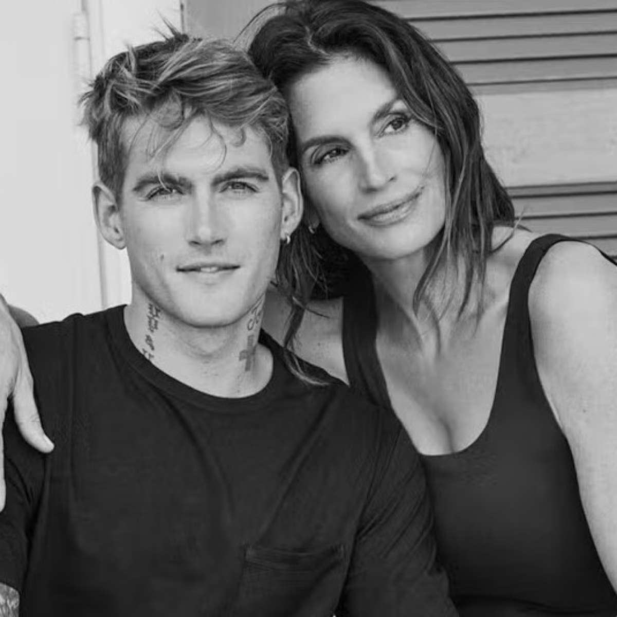 Filho da supermodelo Cindy Crawford morre em clínica de reabilitação, em Los Angeles
