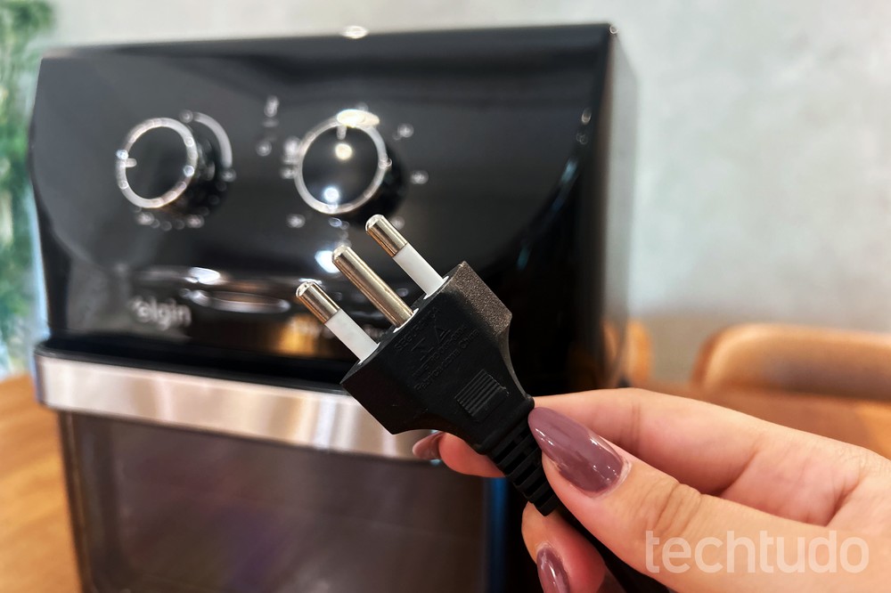 Air Fryer Elgin Easy Oven Fry tomada — Foto: Letícia Rosa/TechTudo