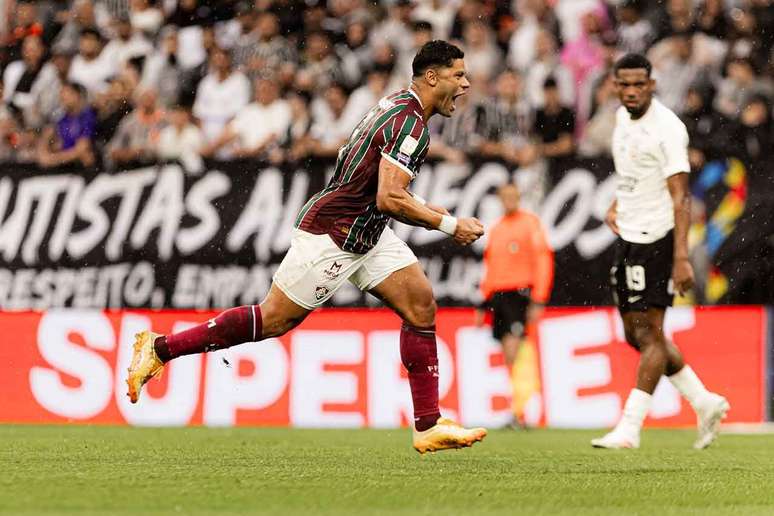 Hulk faz dois, Fluminense bate o Corinthians e afunda rival em crise