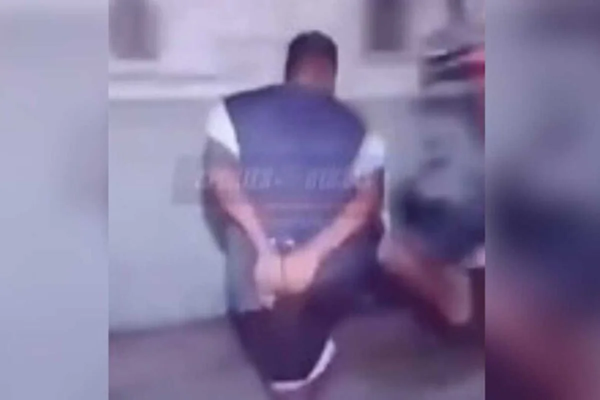 Foto de homem algemado de costas - Metrópoles