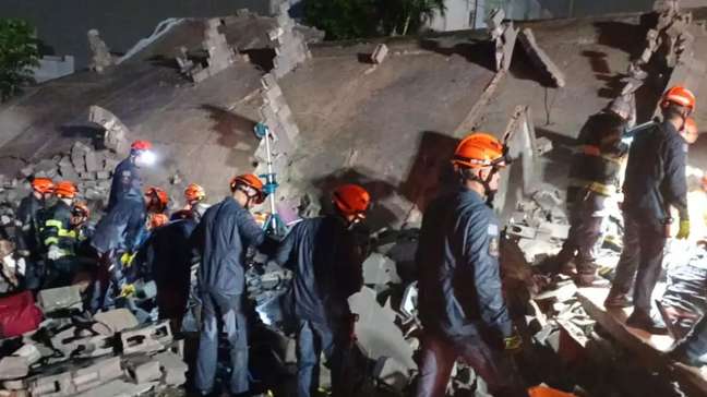 Sobe para 5 número de mortos após prédio em construção desabar sobre casa em SP