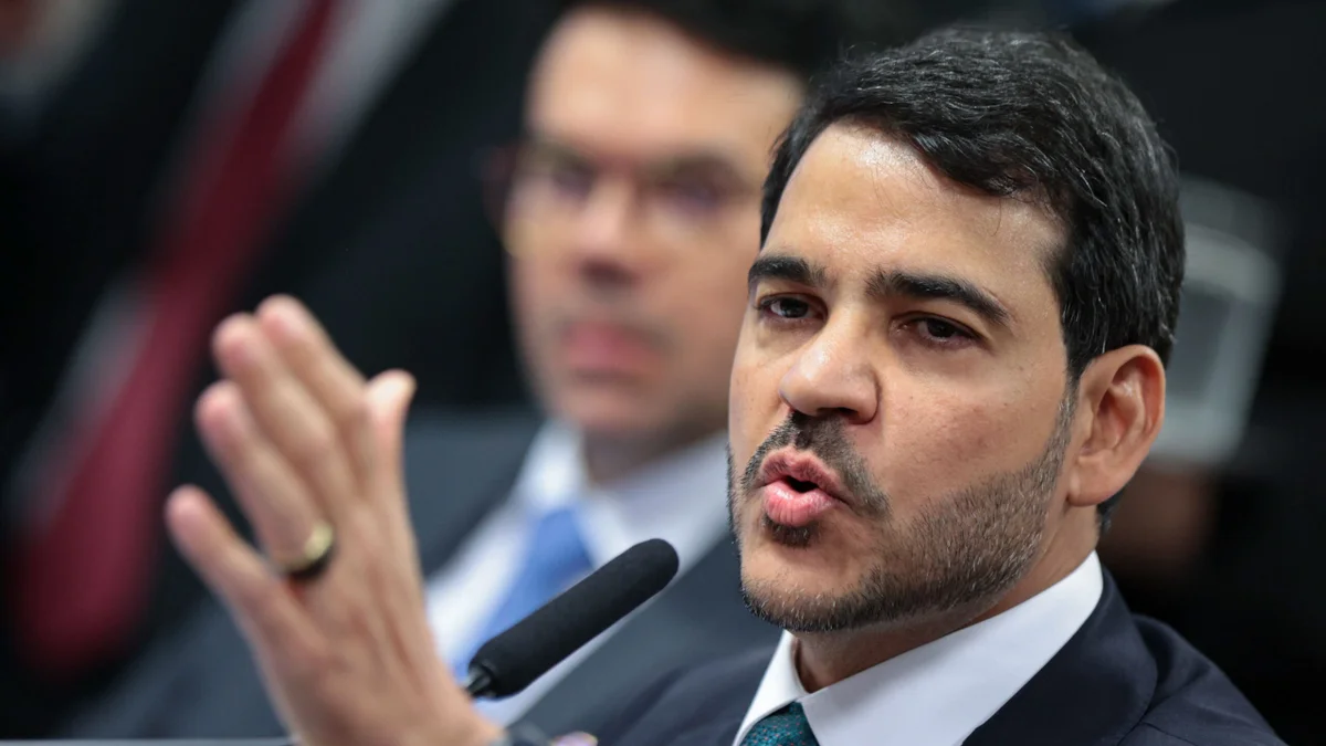 Messias critica Flávio por "uso ostensivo da Justiça contra cidadãos"