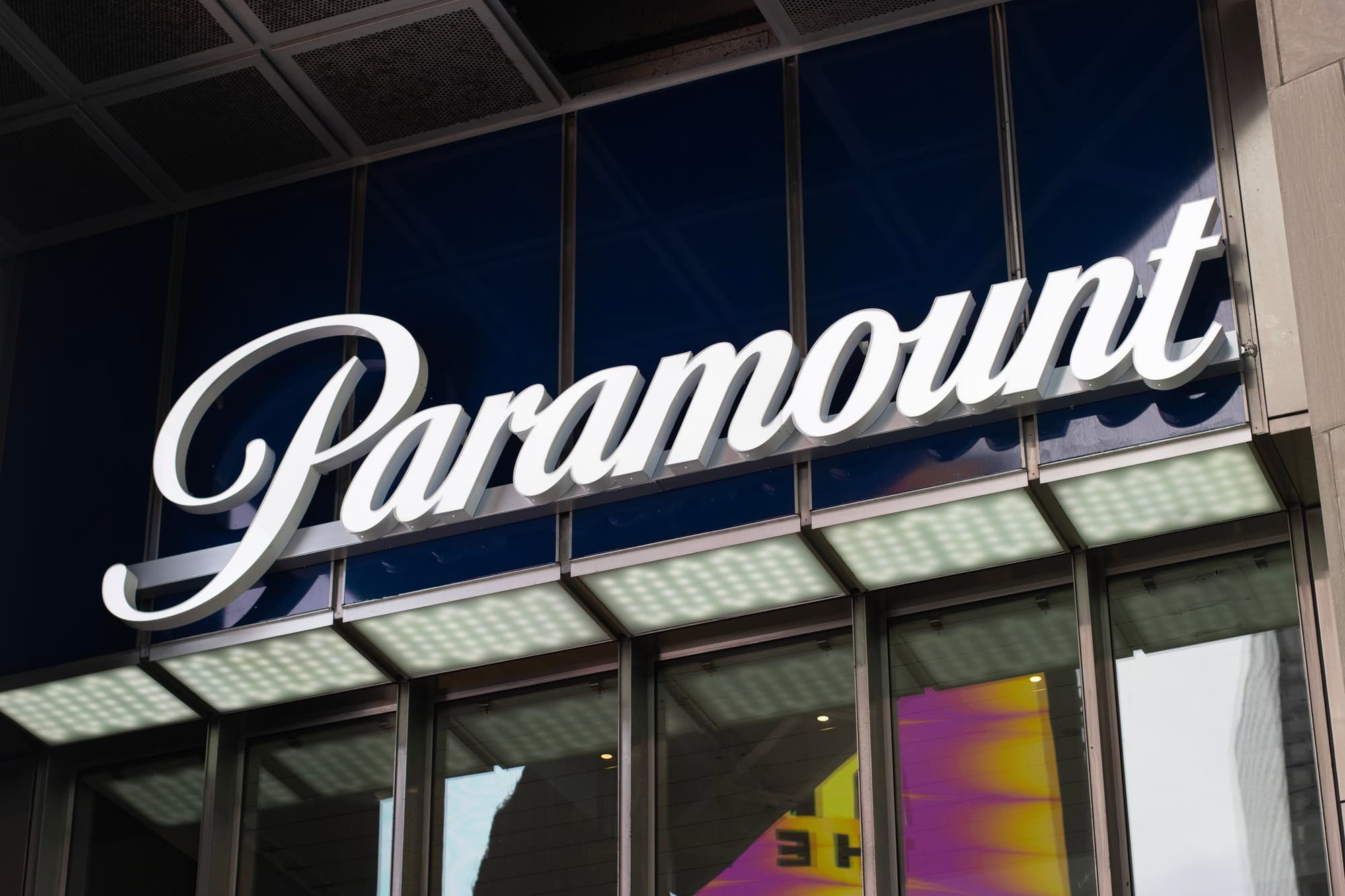 Paramount negocia acordo para tentar destravar compra da Warner Bros. Discovery por R$ 429 bilhões