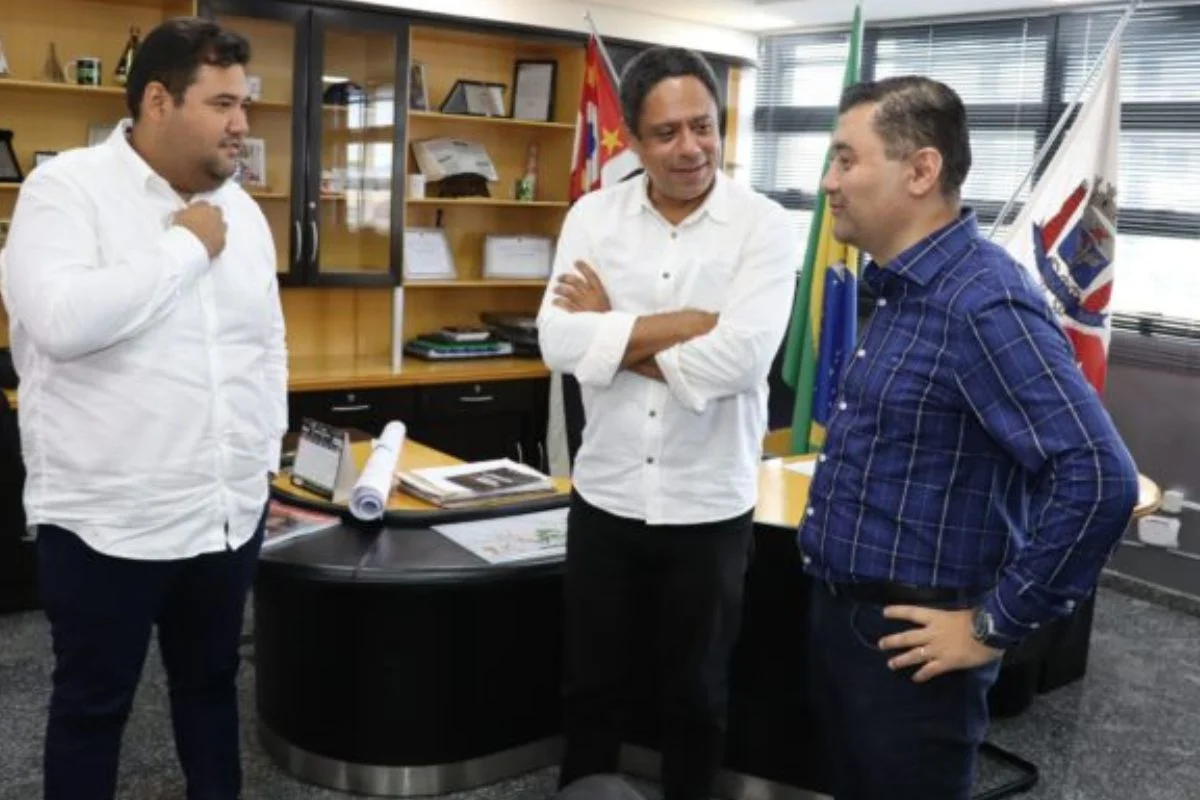 O atual prefeito de Suzano, Pedro Ishi, o ex-ministro de Lula Orlando Silva e o ex-prefeito de Suzano Rodrigo Ashiuchi