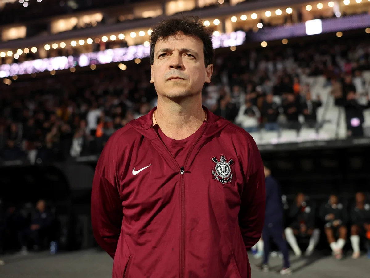 Marcelo Paz garante Diniz como técnico do Corinthians após eliminação