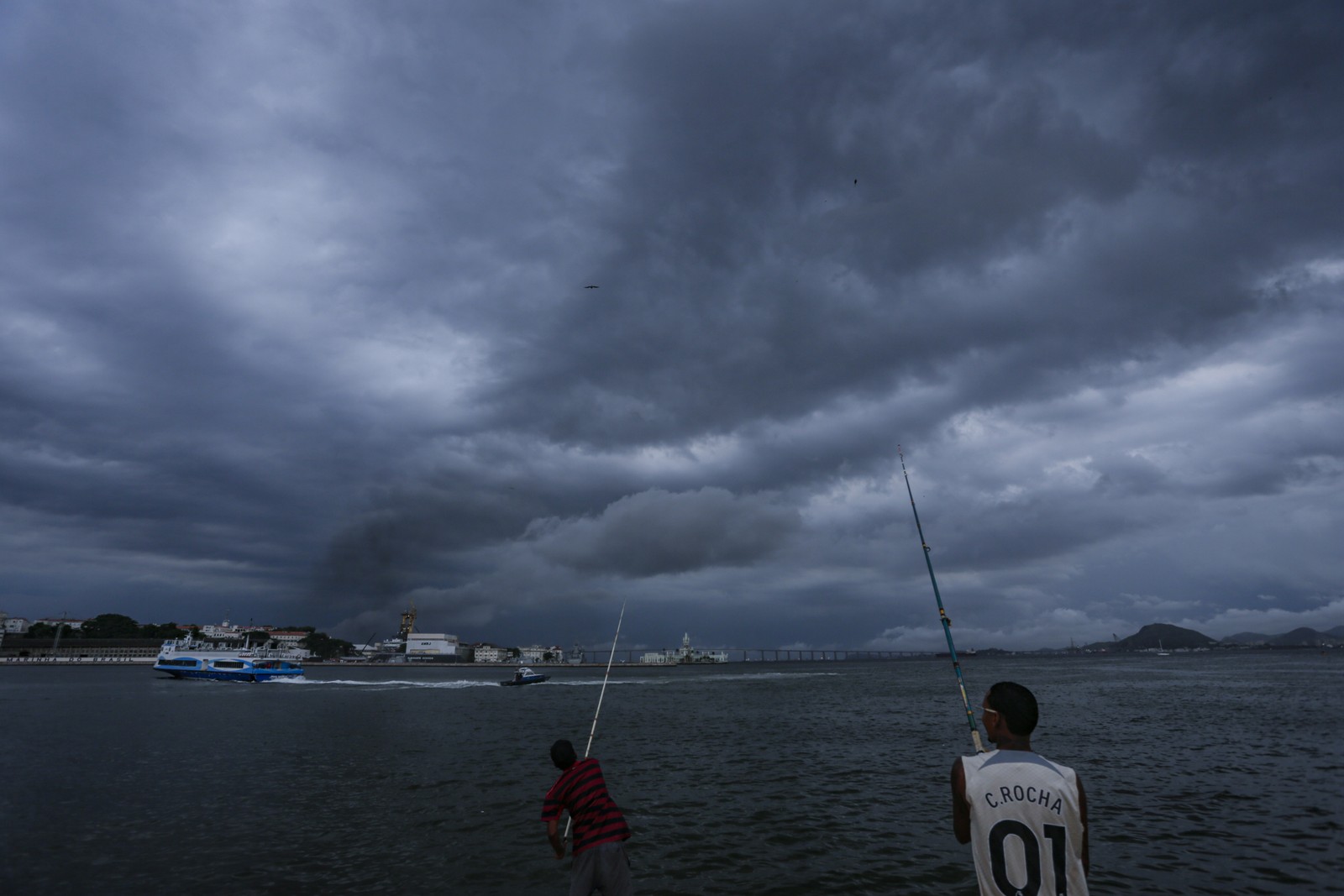 Nuvens de chuva no Rio. Local: Praça XV — Foto: Marcelo Theobald/ Agência O Globo