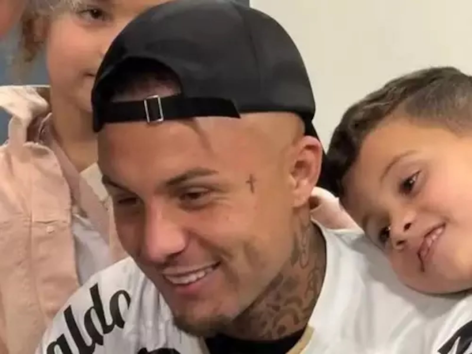 Cebolinha já chegou e colocou a camisa do Santos, no aeroporto de Congonhas Reprodução/Torcida Jovem