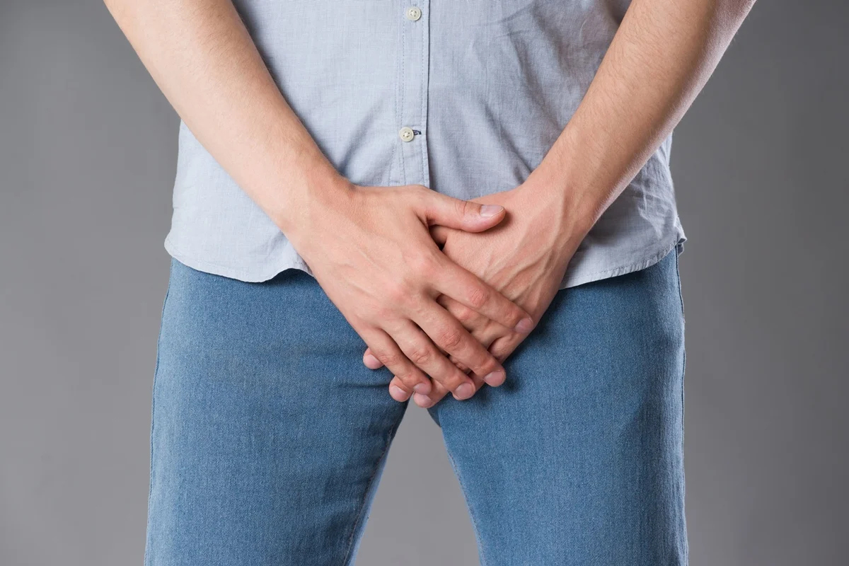 Dor na próstata, homem sofrendo de prostatite ou doença venérea, foto de estúdio em fundo cinza. Metrópoles