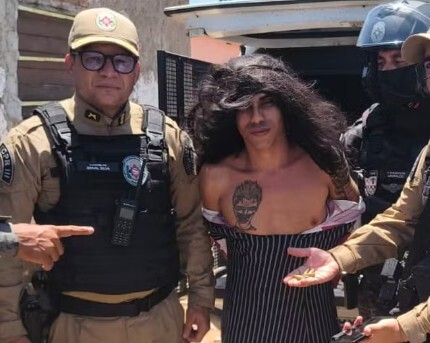 Polícia prende homem disfarçado de mulher e com criança no colo; ele é suspeito de diversos homicídios
