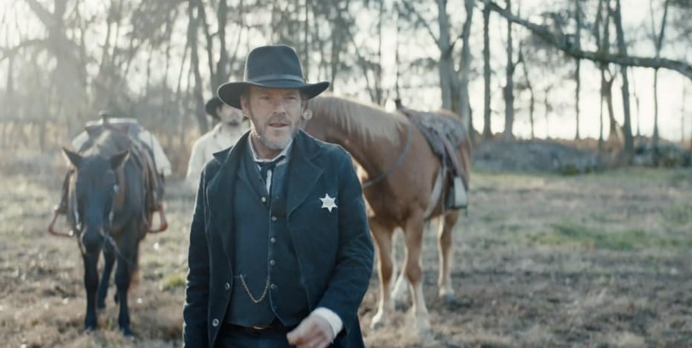 O Retorno da Lenda (2021) é estrelado por Tim Blake Nelson — Foto: Divulgação/IMDb