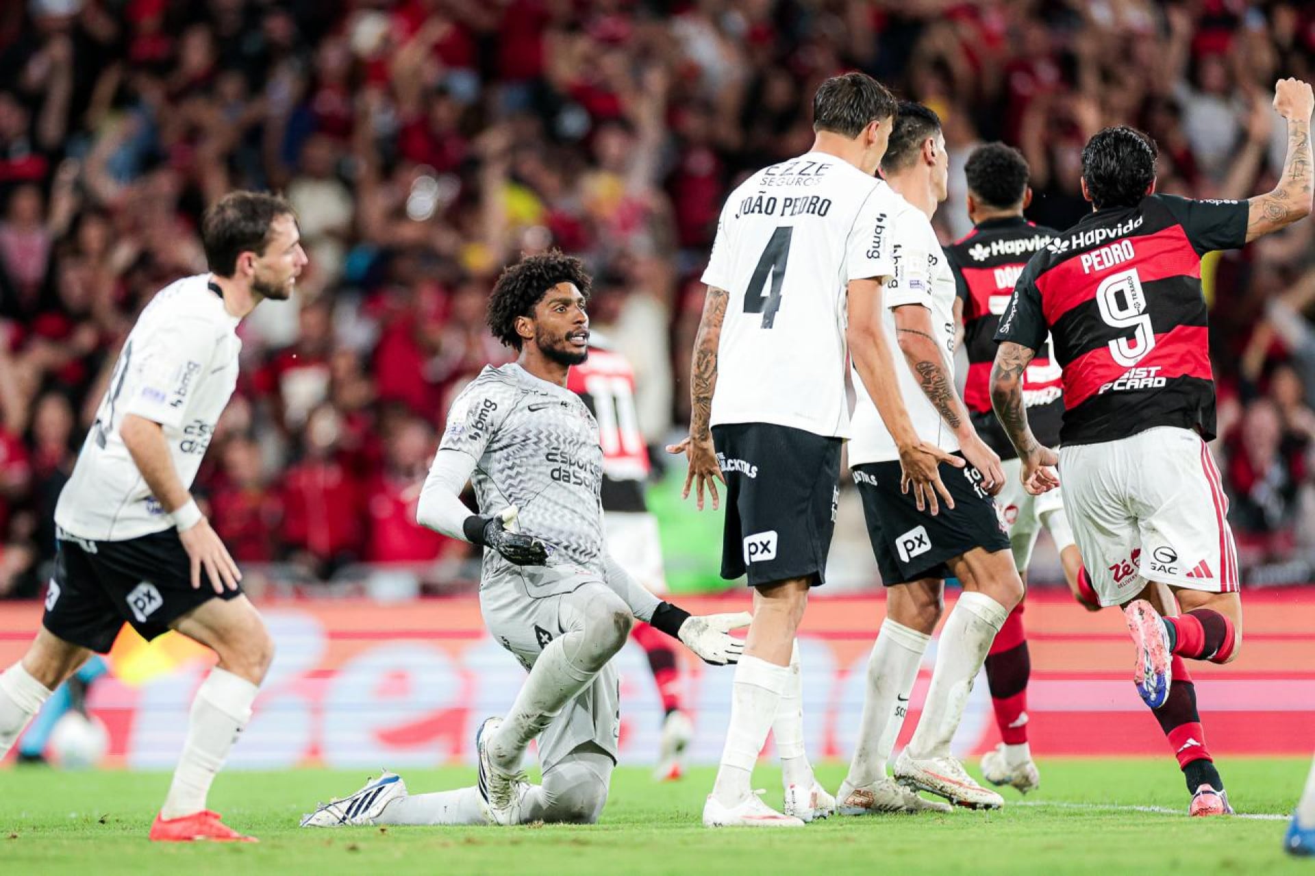 ‘Se houvesse justiça, seria 10 a 1 para o Flamengo.’ Leonardo Jardim enfatiza o massacre contra o Corinthians. ‘33 arremates contra três. Injustiça grande’