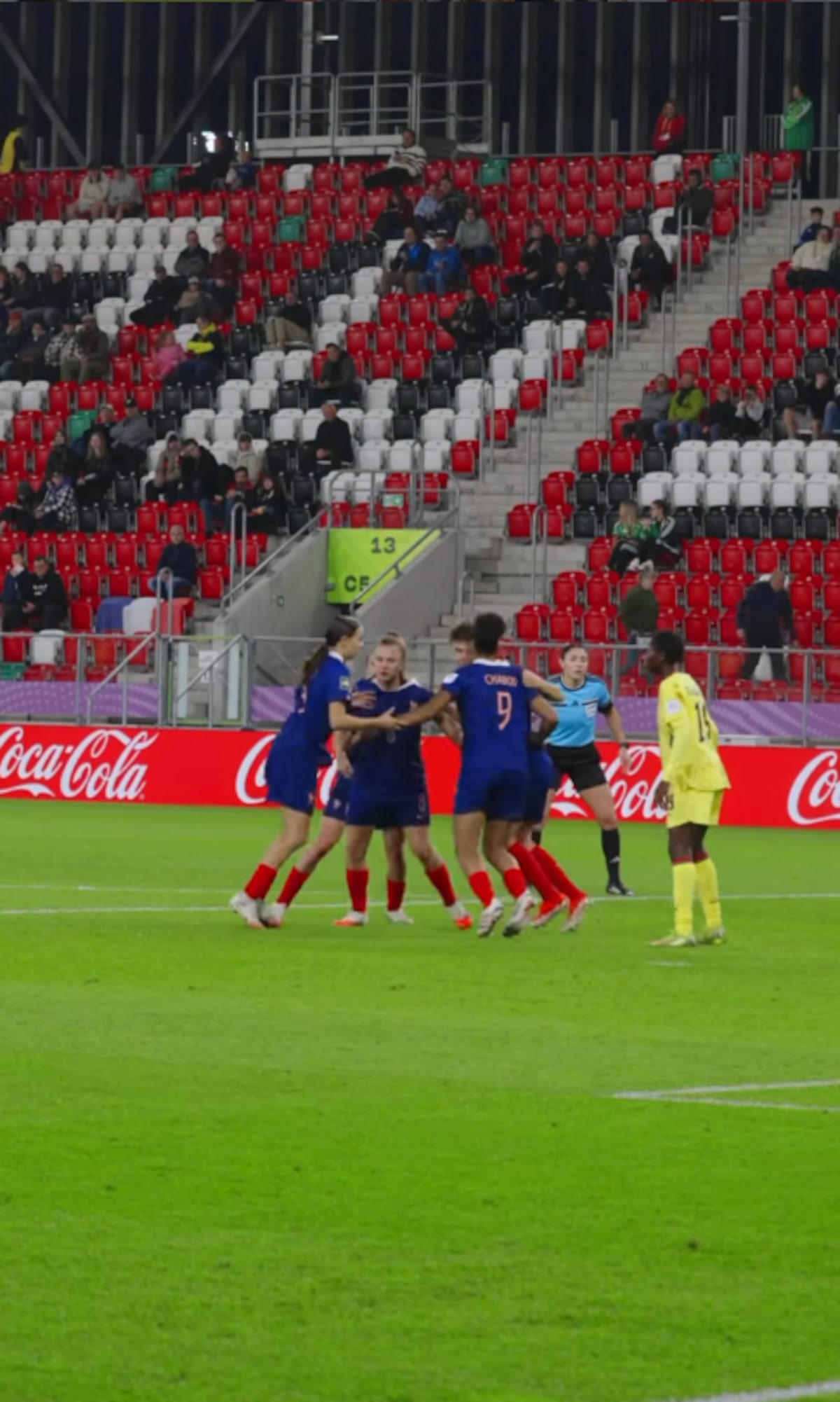 Jogadoras da França fazem ‘ciranda’ e marcam gol inusitado na Copa Feminina Sub-20; veja vídeo