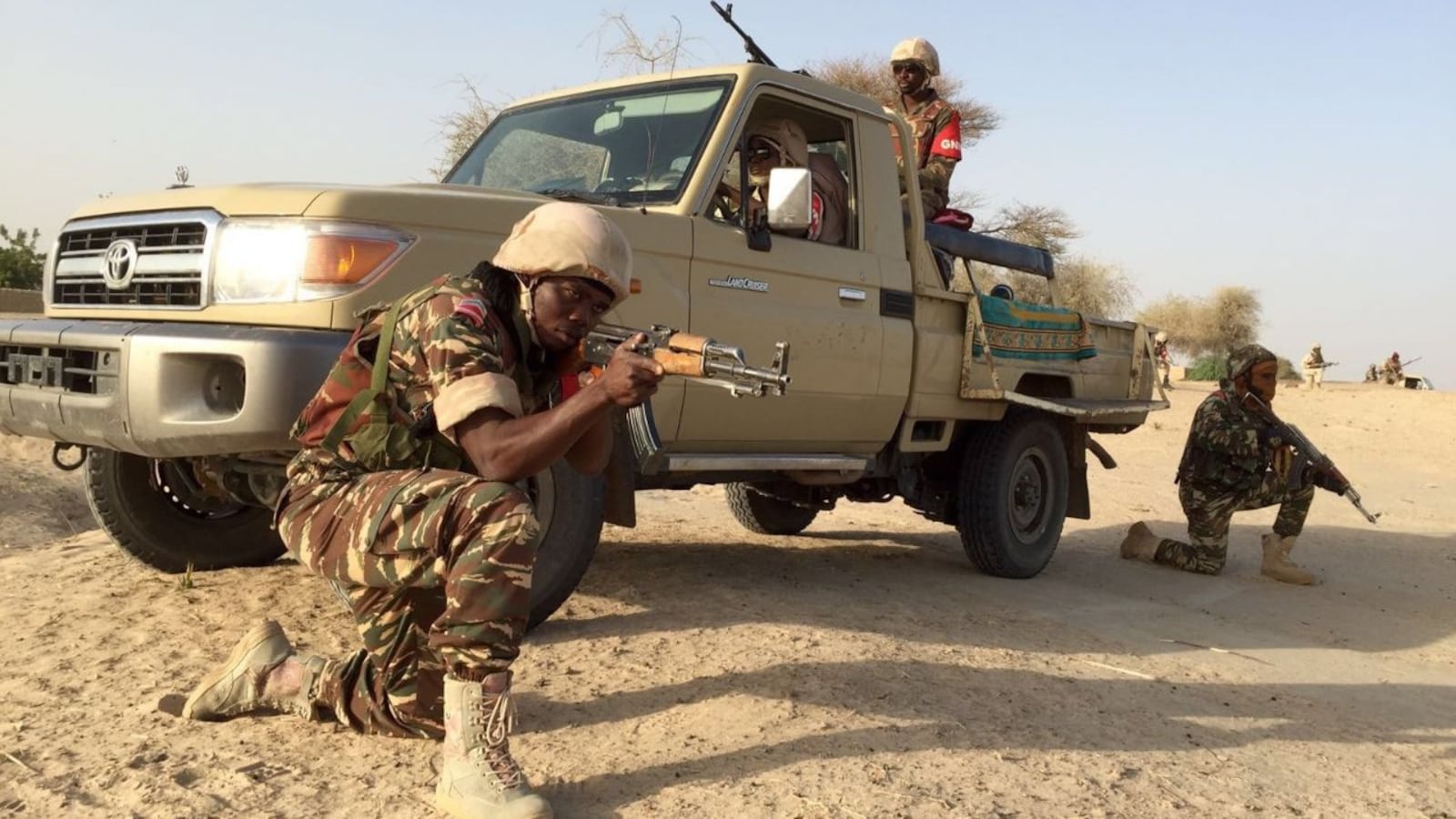 Soldados do Niger patrulham áreas em busca de terroristas do Boko Haram Nicolas Pinault/VOA - 29.02.2016