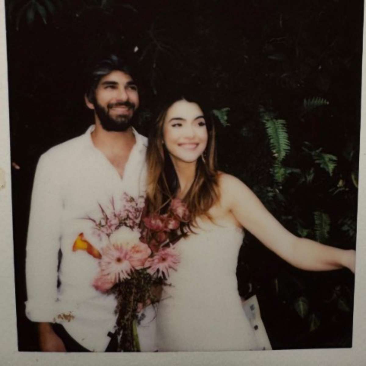 Hugo Moura, ex de Deborah Secco, mostra registro de casamento com jornalista pela primeira vez