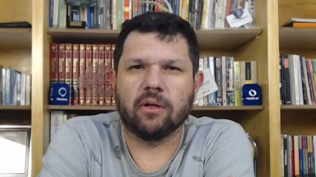 Foragido, Oswaldo Eustáquio registra candidatura a deputado pelo Paraná