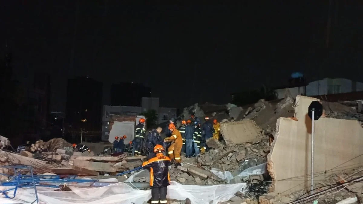 Desabamento em SP: bombeiros seguem busca por soterrados. Uma pessoa morreu