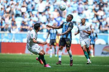 Repórter critica opções do Grêmio no banco: "A produção decai muito"