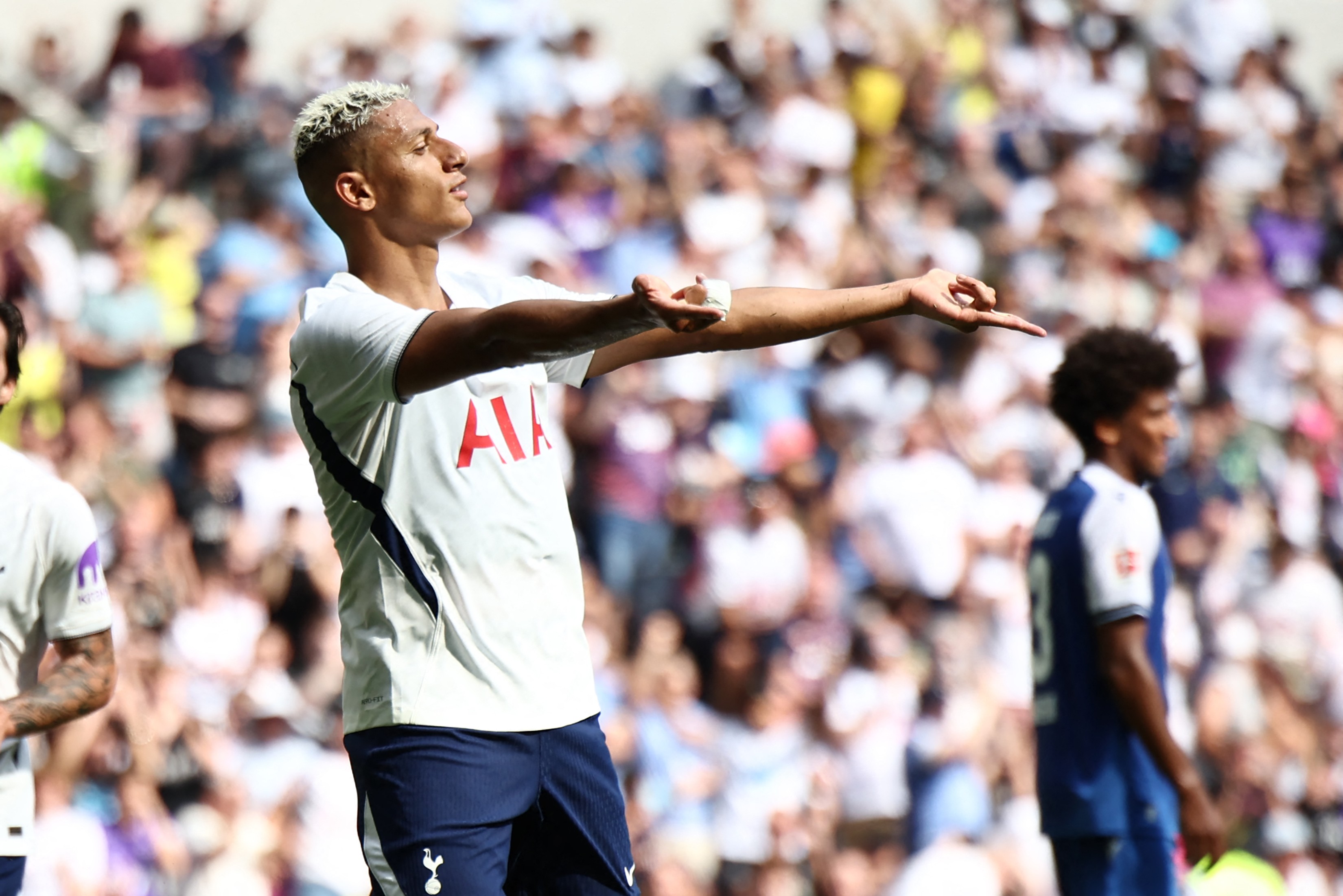 Vasco tem dia decisivo em negociação com Tottenham e Richarlison; veja o que está em jogo