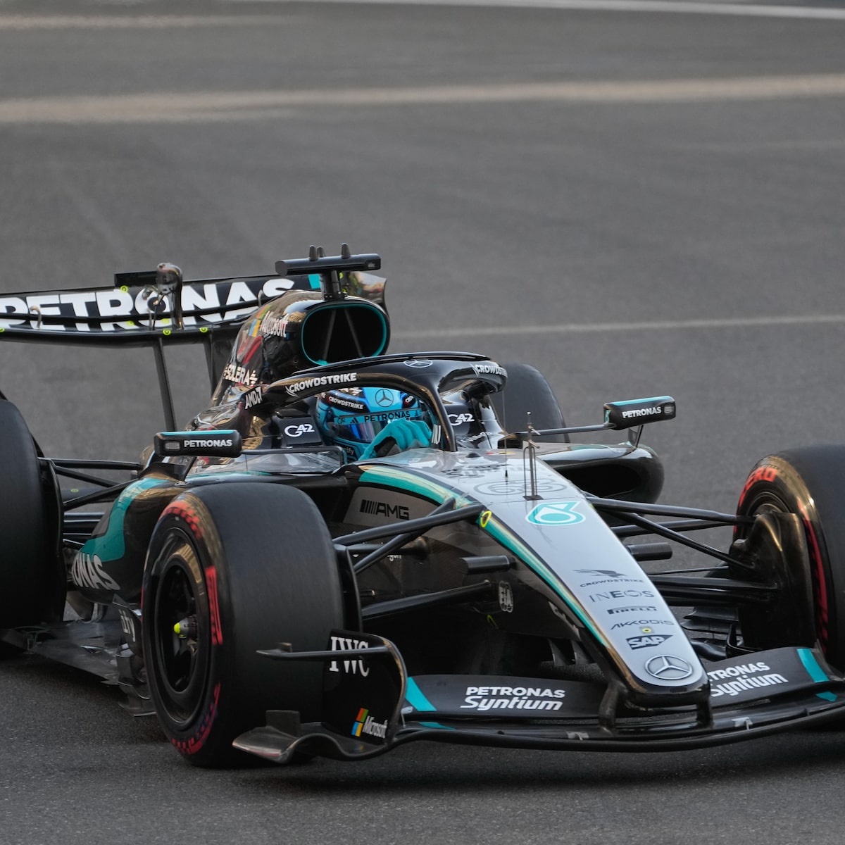 F1: Russell domina o dia de treinos livres para o GP do Azerbaijão; Bortoleto é o 14º