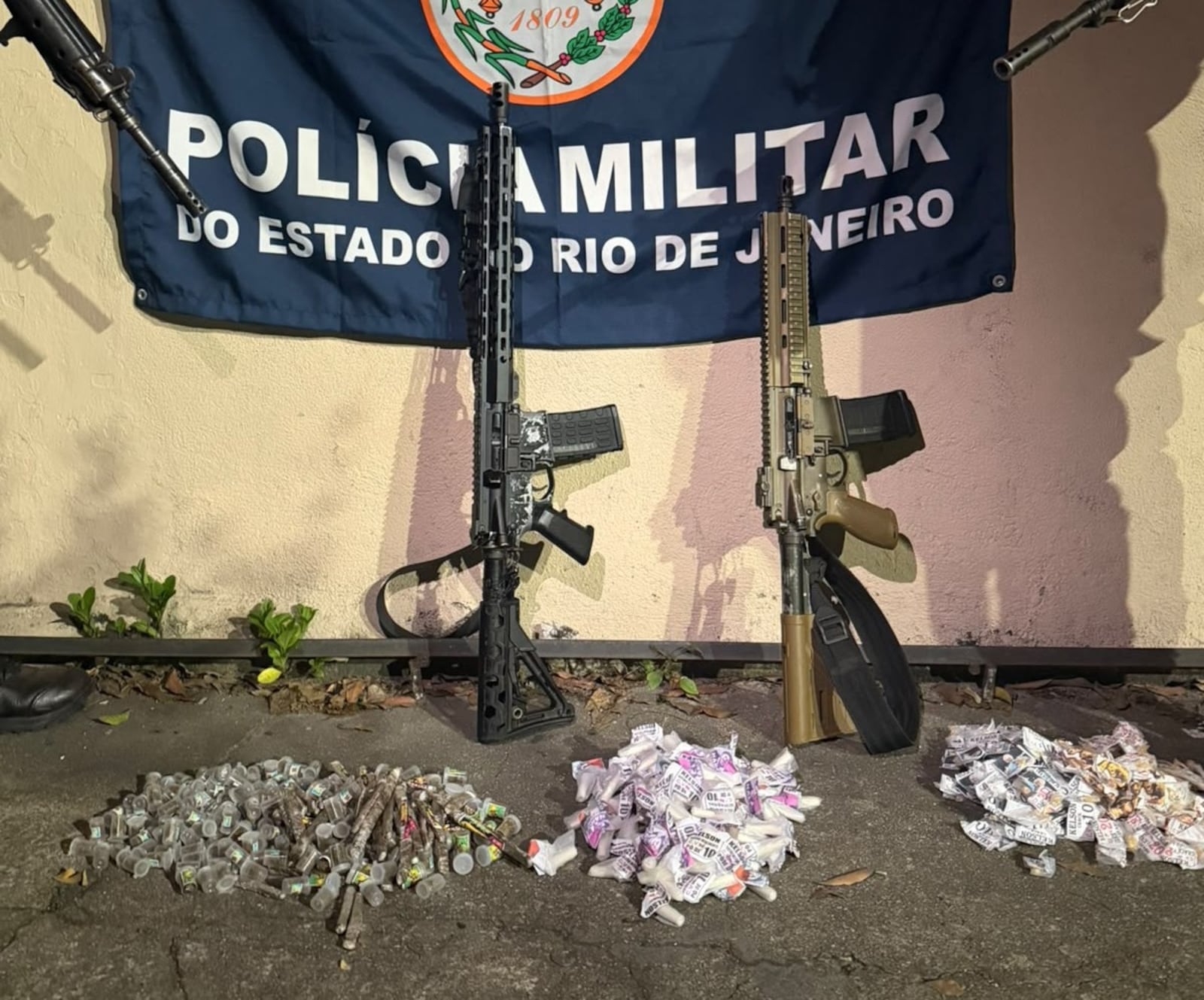 Agentes do 16º BPM apreenderam dois fuzis e drogas após confronto Reprodução/Polícia Militar