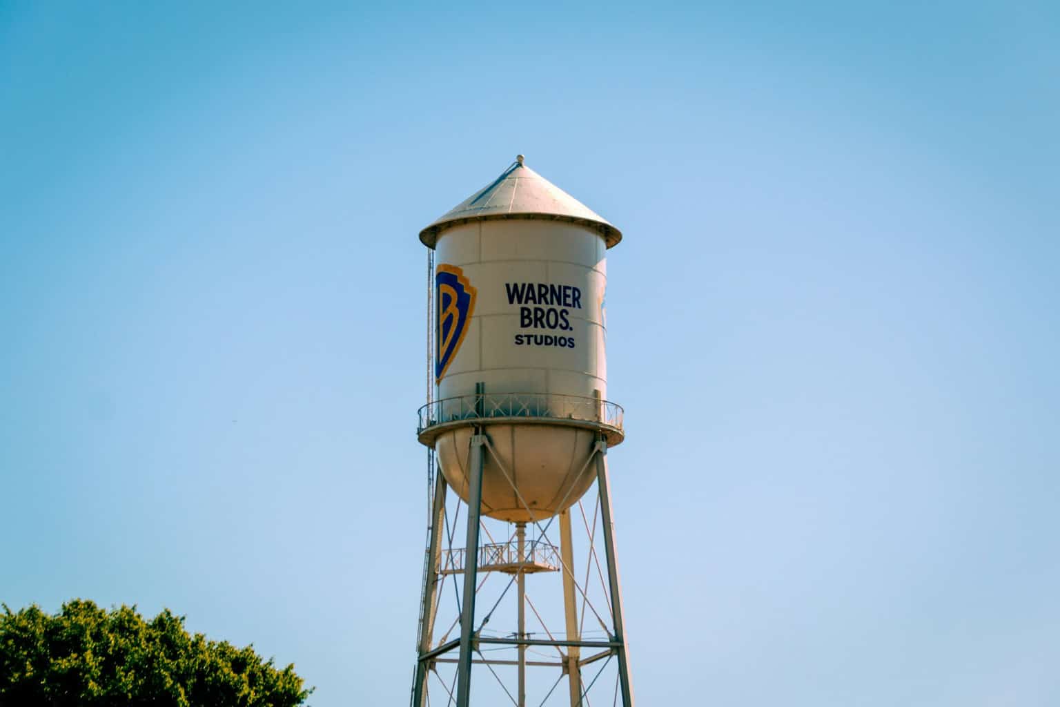 Paramount negocia acordo para tentar destravar compra da Warner Bros. Discovery por R$ 429 bilhões