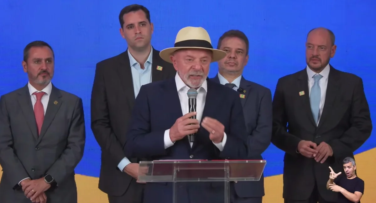 Presidente Lula ao lado do diretor-geral da PF, Andrei Rodrigues