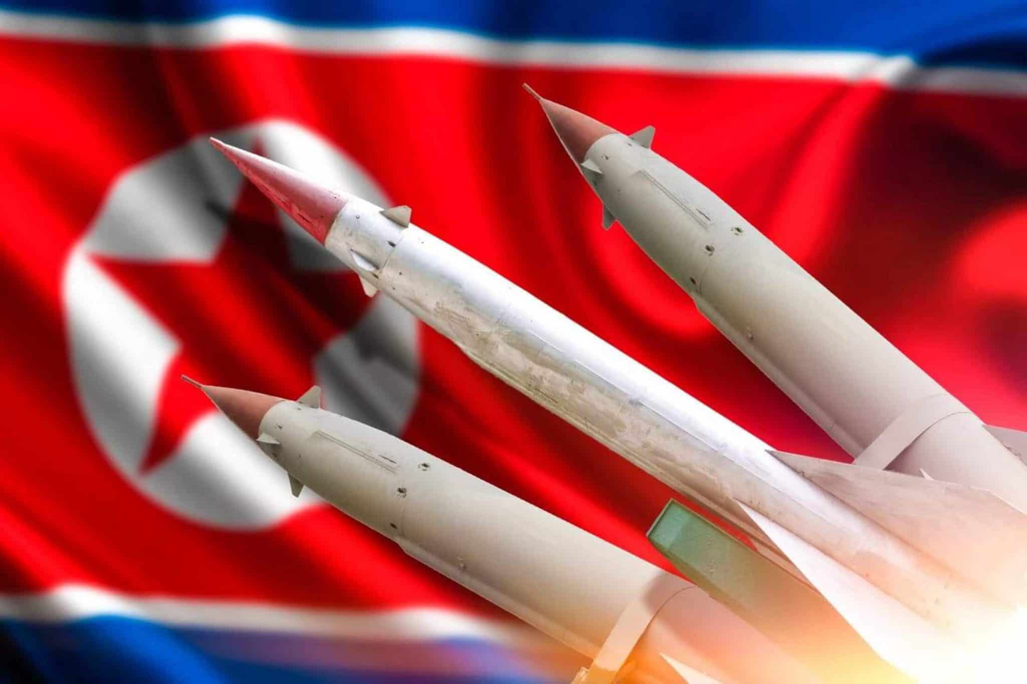 Bandeira da Coreia do Norte em contraste com mísseis