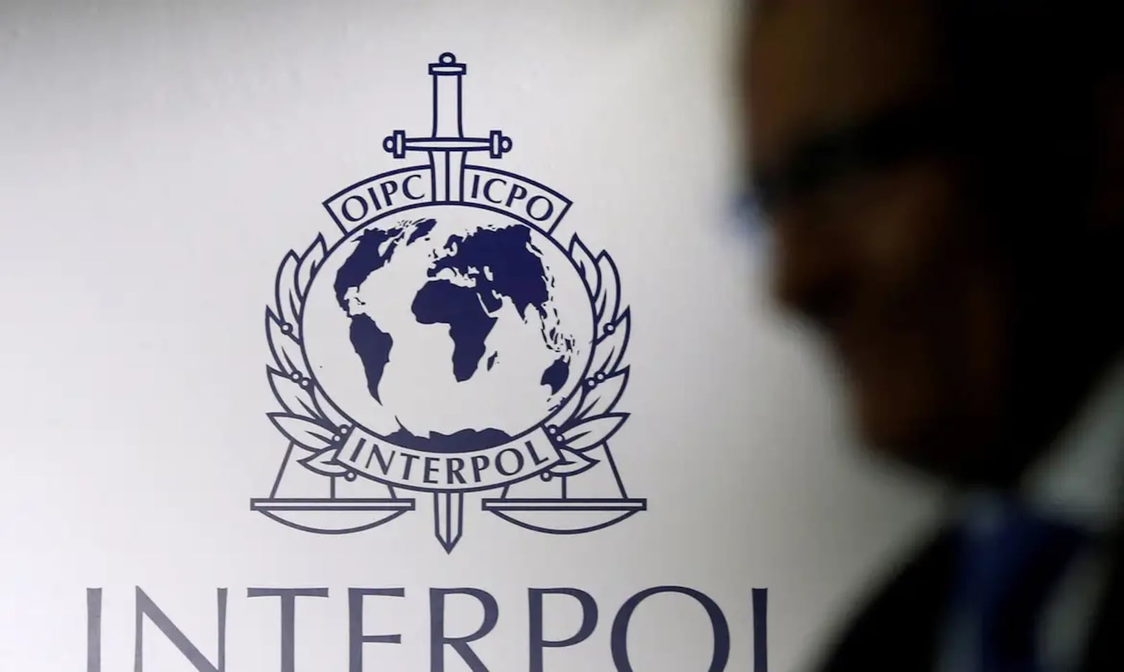 Imagem da matéria: Lista vermelha da Interpol contra brasileiros cresce 37% em 2025, com 2 novos foragidos por dia