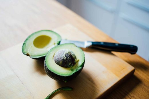 Stop Au G%c3%a2chis Le Bon R%c3%a9flexe Apr%c3%a8s D%c3%a9coupe Pour Conserver Un Avocat Coup%c3%a9 Sans Qu%e2%80%99il Brunisse