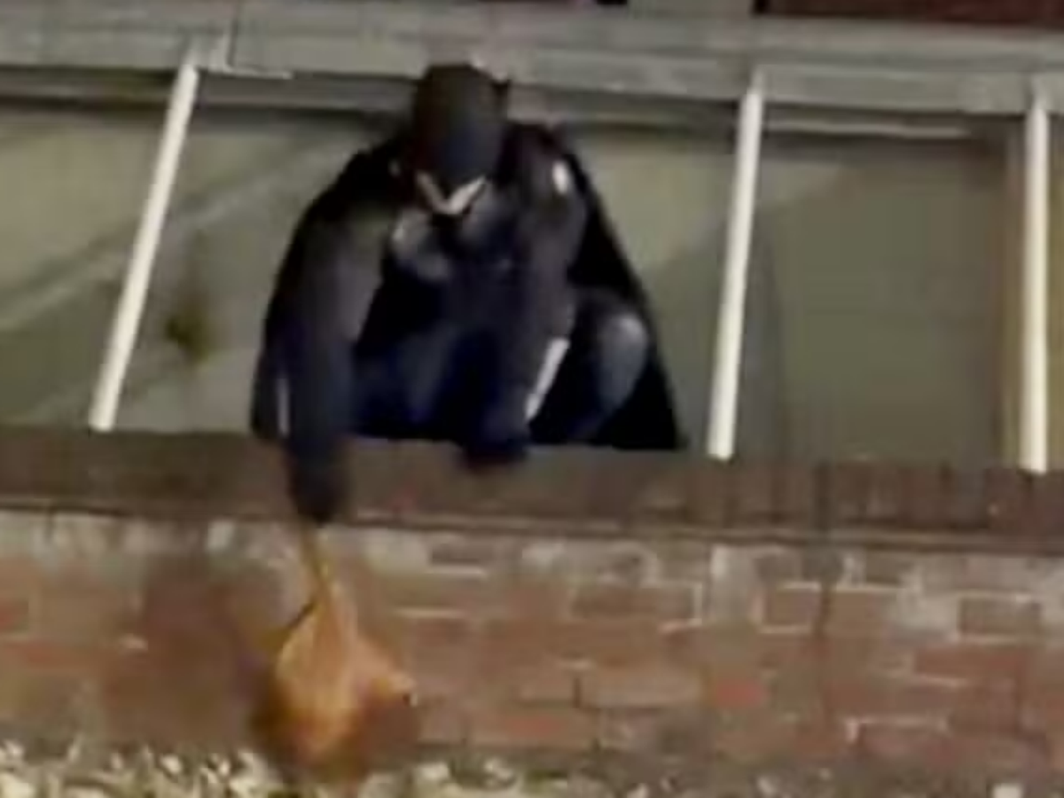 Homem vestido de Batman persegue ladrão e recupera bolsa roubada na Inglaterra